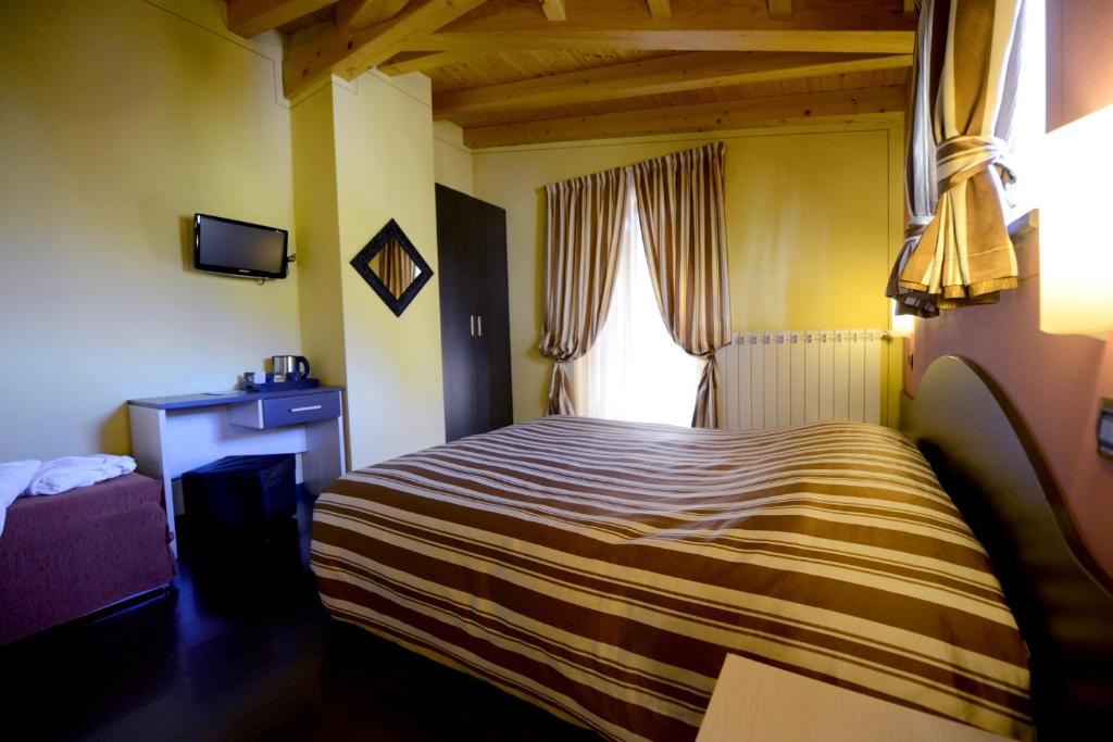 Łóżko lub łóżka w pokoju w obiekcie Hotel Veduta dell'Adamello