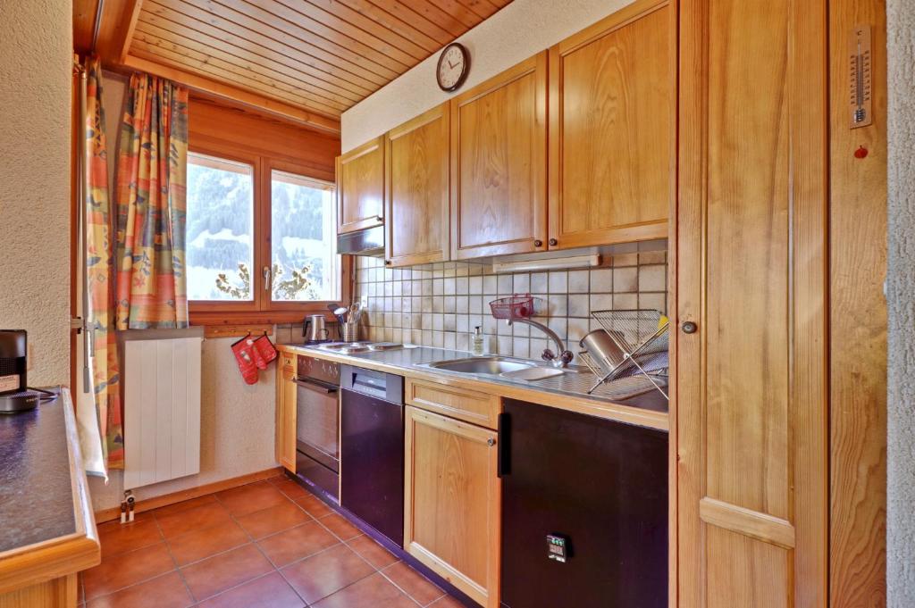 Kuchyň nebo kuchyňský kout v ubytování Bel appartement au centre de Champéry avec vue