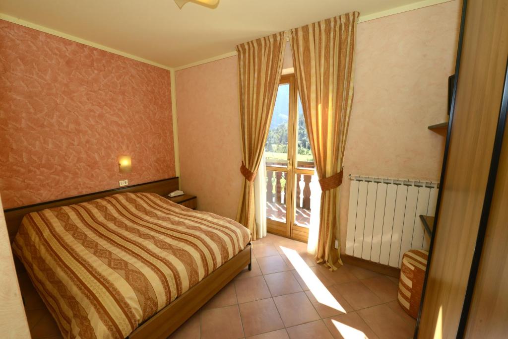Łóżko lub łóżka w pokoju w obiekcie Hotel Veduta dell'Adamello
