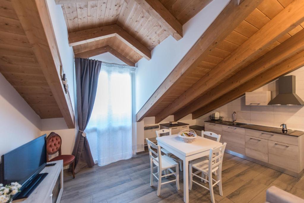 eine Küche und ein Esszimmer mit einem weißen Tisch und Stühlen in der Unterkunft ALICE HOME in Turin