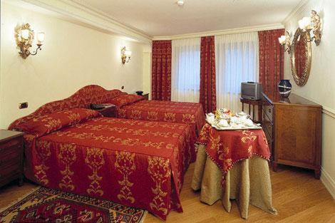 Postel nebo postele na pokoji v ubytování San Marco Palace