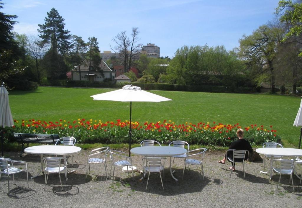 Um jardim no exterior de Le Cénacle
