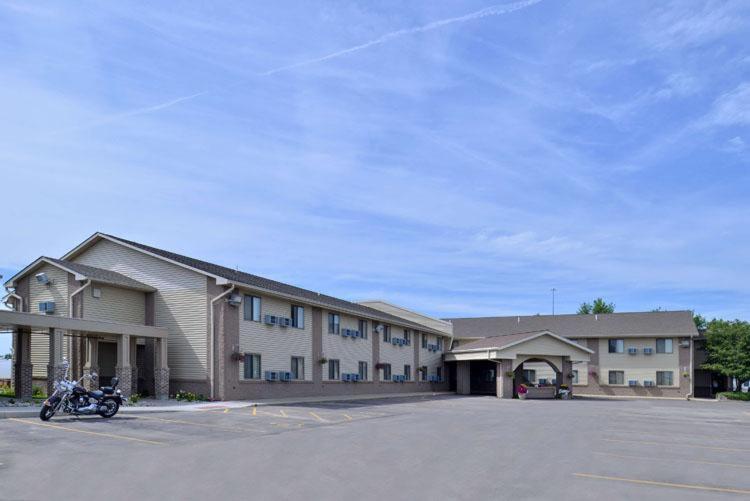 un edificio con una motocicleta estacionada en un estacionamiento en Cottonwood Inn and Conference Center, en South Sioux City