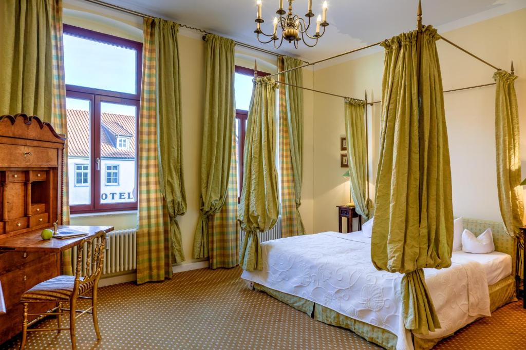 Postel nebo postele na pokoji v ubytování Hotel Zum Bär