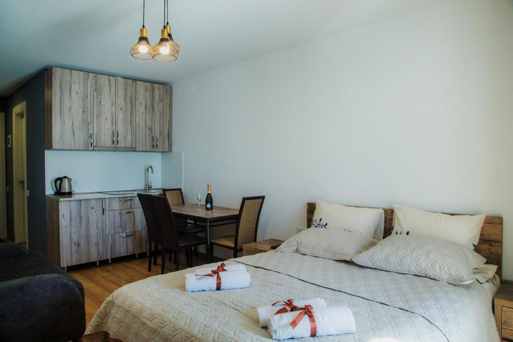 Postel nebo postele na pokoji v ubytování New Gudauri Loft II Apartment