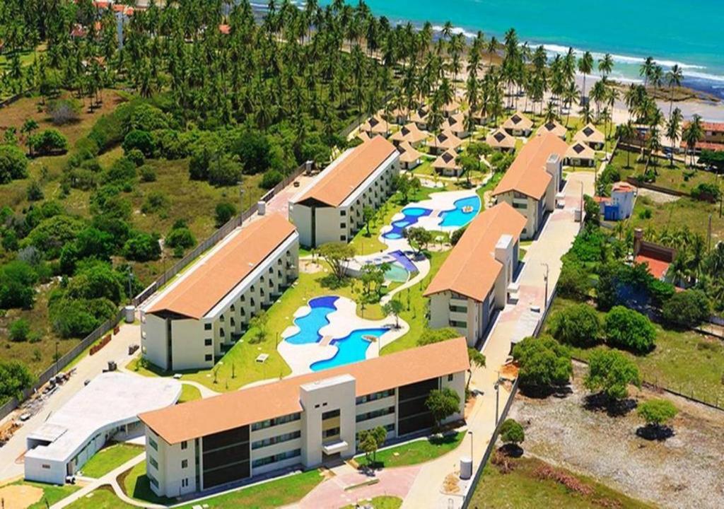 uma vista aérea de um resort com um parque aquático em Flat Carneiros Beach Resort em Praia dos Carneiros