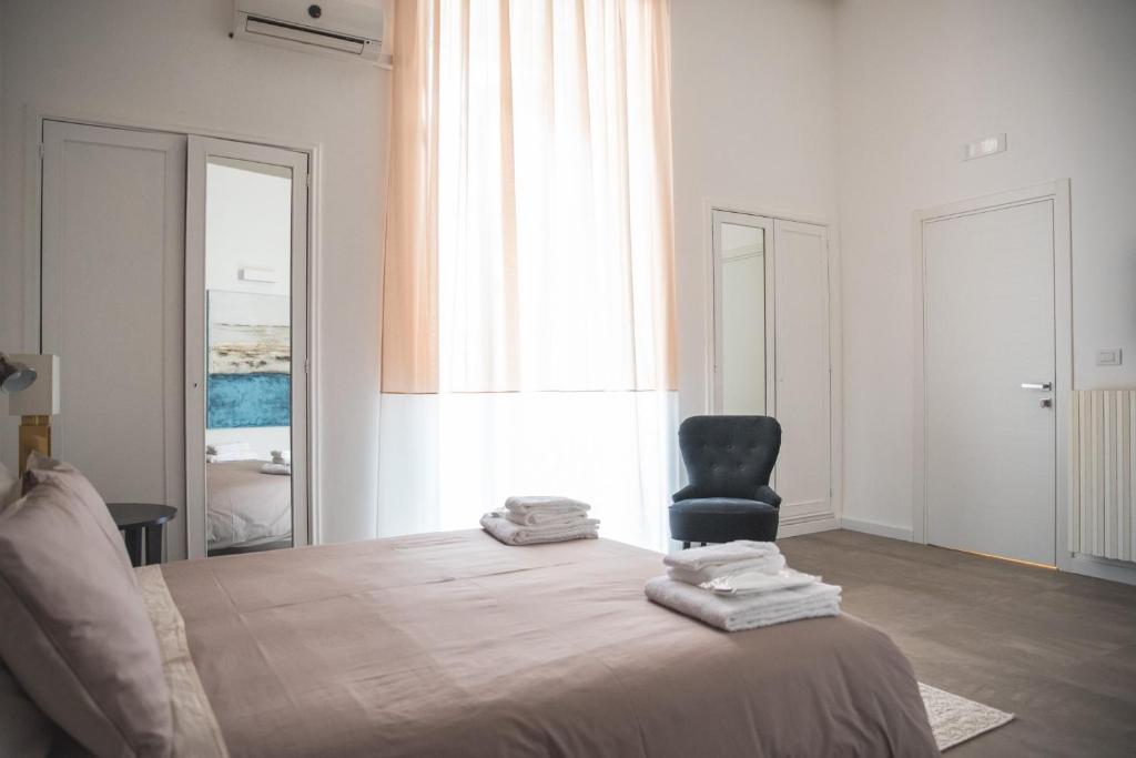 sypialnia z łóżkiem z krzesłem w obiekcie Fourooms - Bari Sparano w mieście Bari
