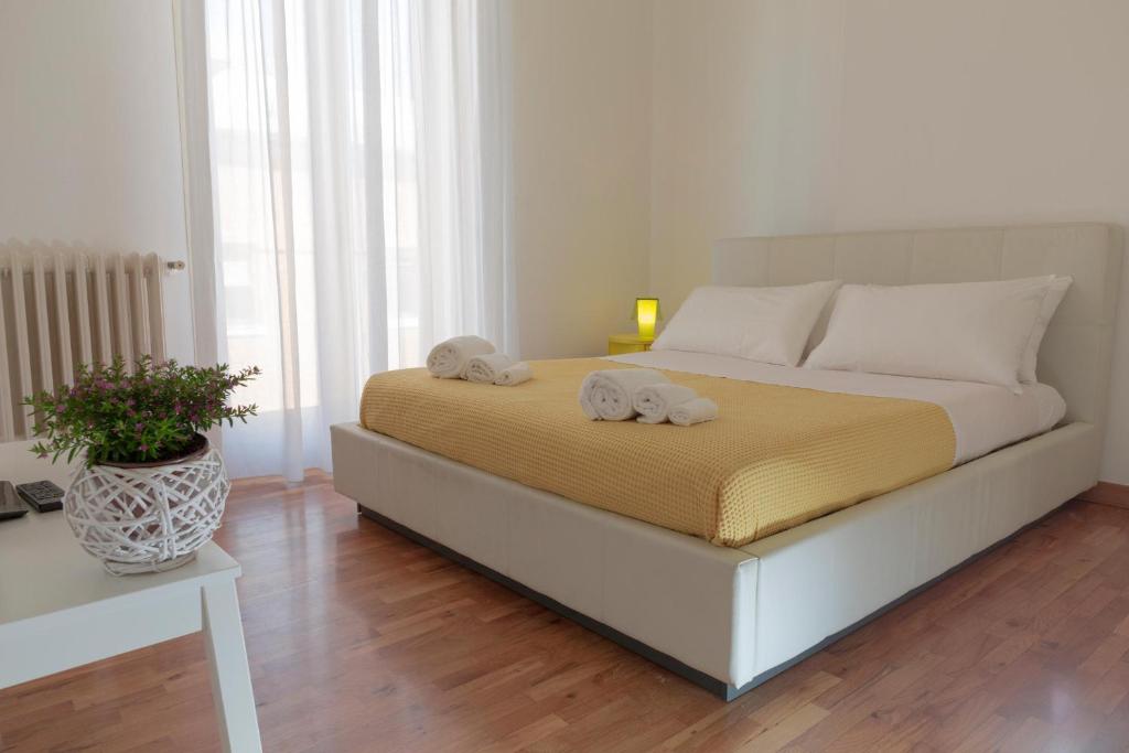 una camera da letto con un letto e due asciugamani di La Casa di Abbi a Lecce