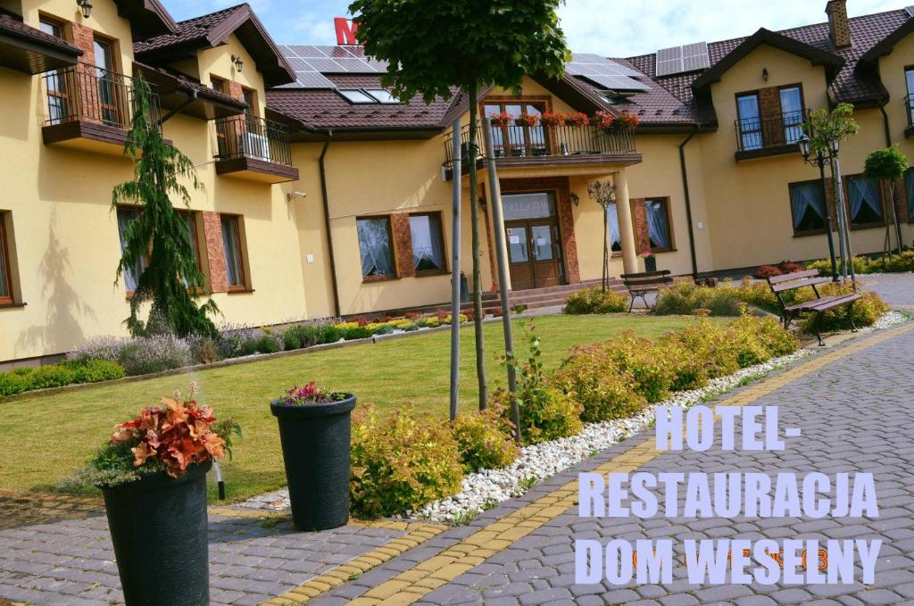 una casa con un cartel que lee restaurante del hotel en Motel-Restauracja Ballaton, en Chustki