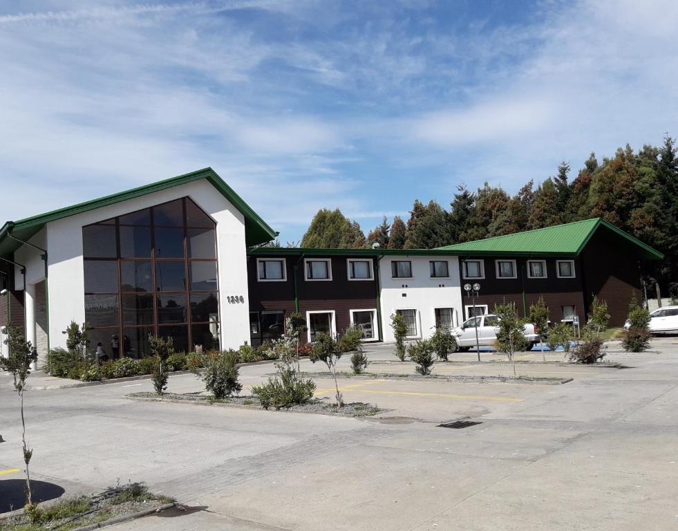 un gran edificio con techo verde en Hotel Diego de Almagro Osorno en Osorno