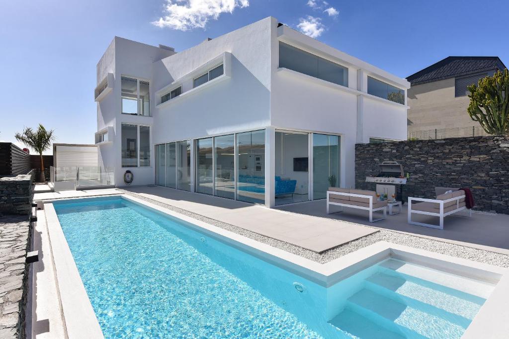 Bazén v ubytovaní Villas Golden by Sun Houses Canarias alebo v jeho blízkosti