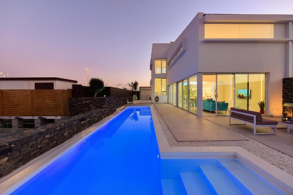 Bazén v ubytovaní Villas Golden by Sun Houses Canarias alebo v jeho blízkosti