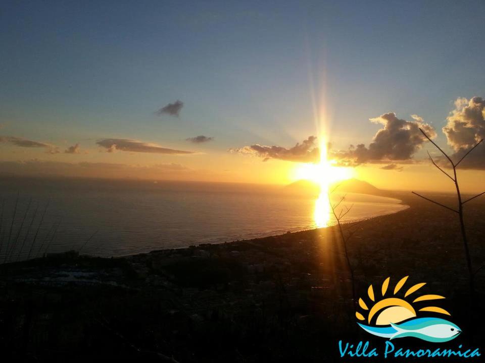 un tramonto sull'oceano con il sole nel cielo di Villa Panoramica a Terracina