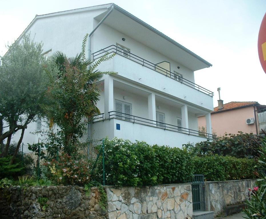 Cette maison blanche dispose d'un balcon. dans l'établissement Apartment Diana, à Rovinj