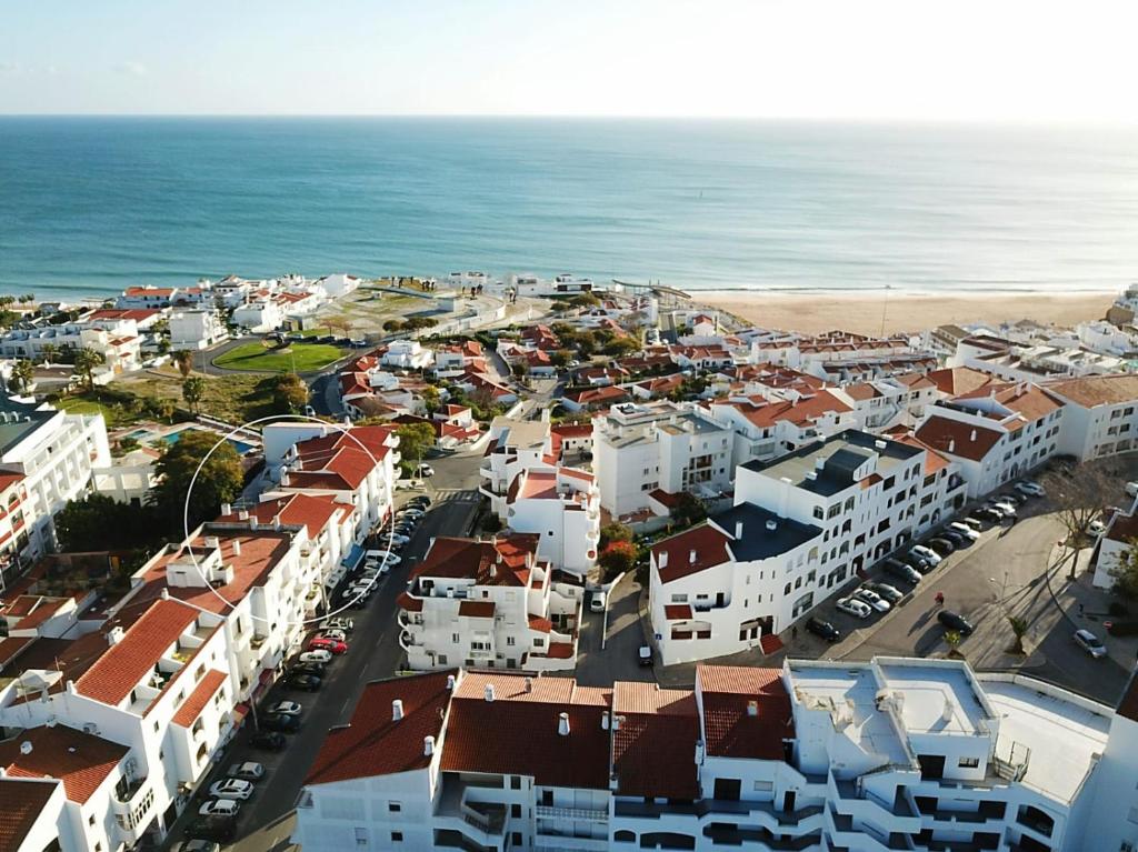 una vista aérea de la ciudad y el océano en Jcmar Apartments - 100 m from the beach - free wifi - by bedzy, en Albufeira