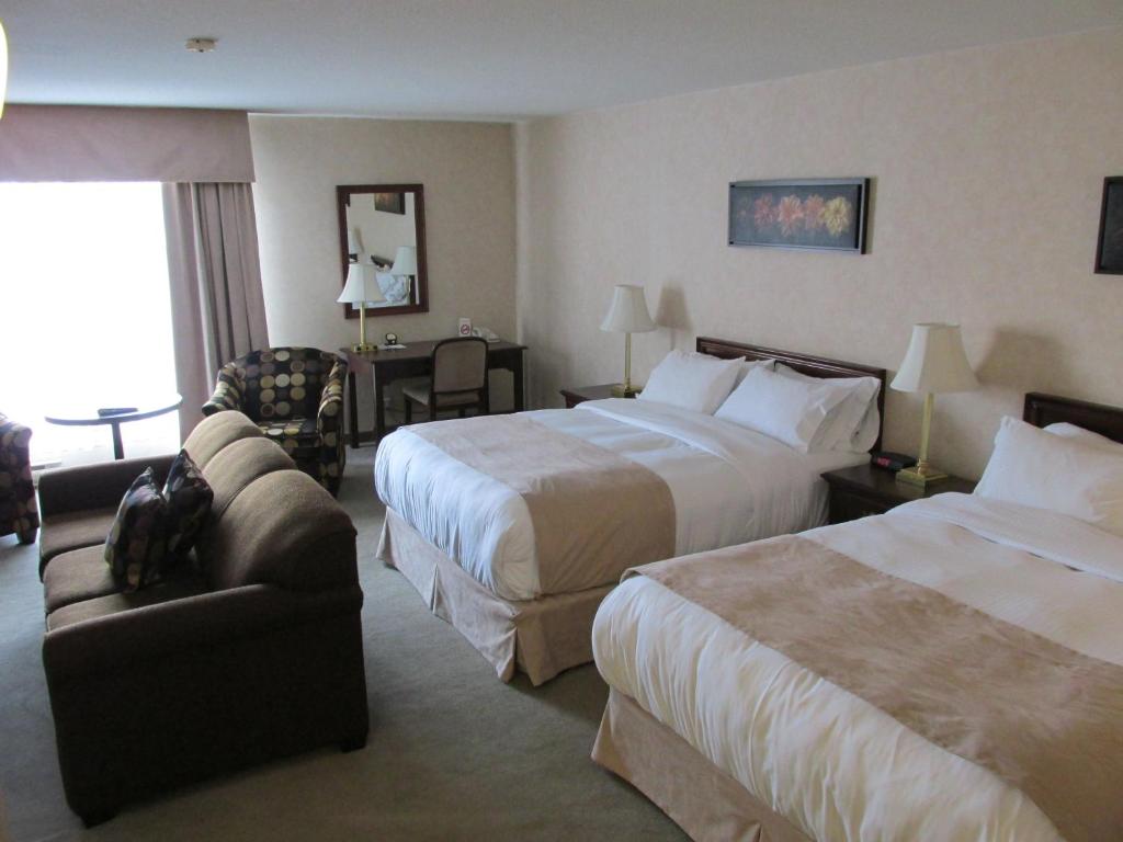 Postel nebo postele na pokoji v ubytování The Fredericton Inn