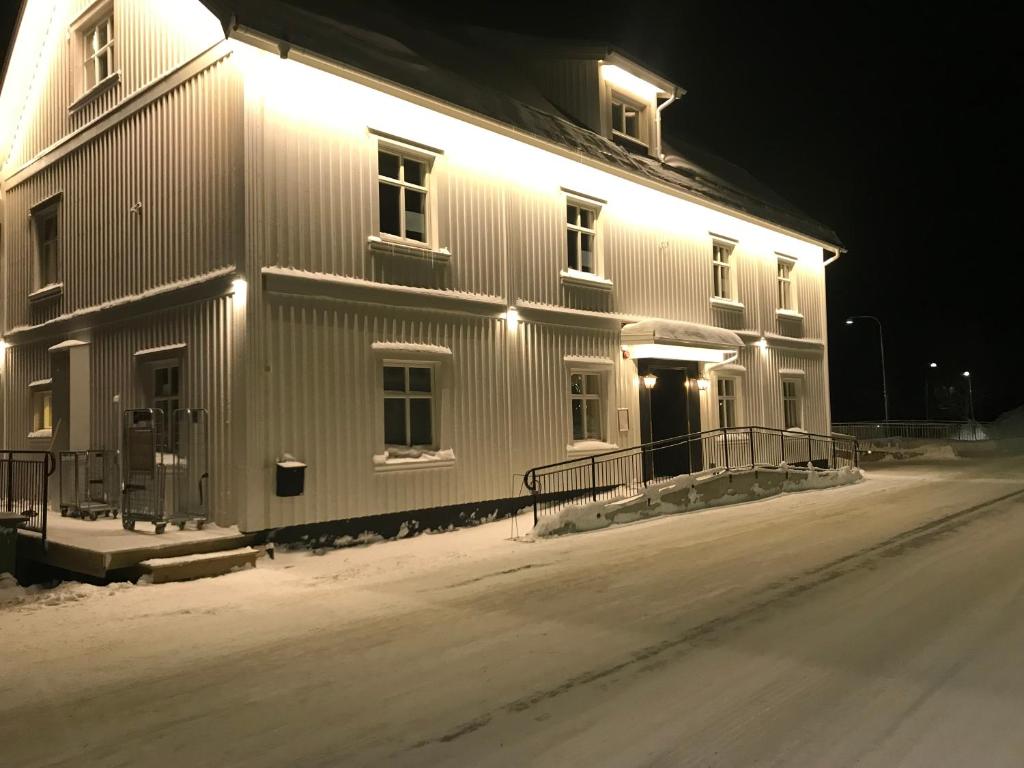 ein Gebäude mit Lichtern an der Seite in der Nacht in der Unterkunft Hotell Gamla Staden in Kalix