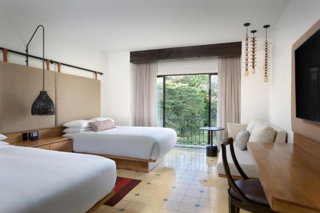 Postel nebo postele na pokoji v ubytování Los Sueños Marriott Ocean & Golf Resort