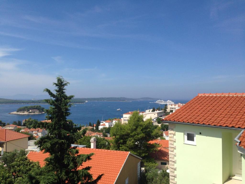 Blick auf die Stadt und das Wasser in der Unterkunft Apartments Jakic 1 in Hvar