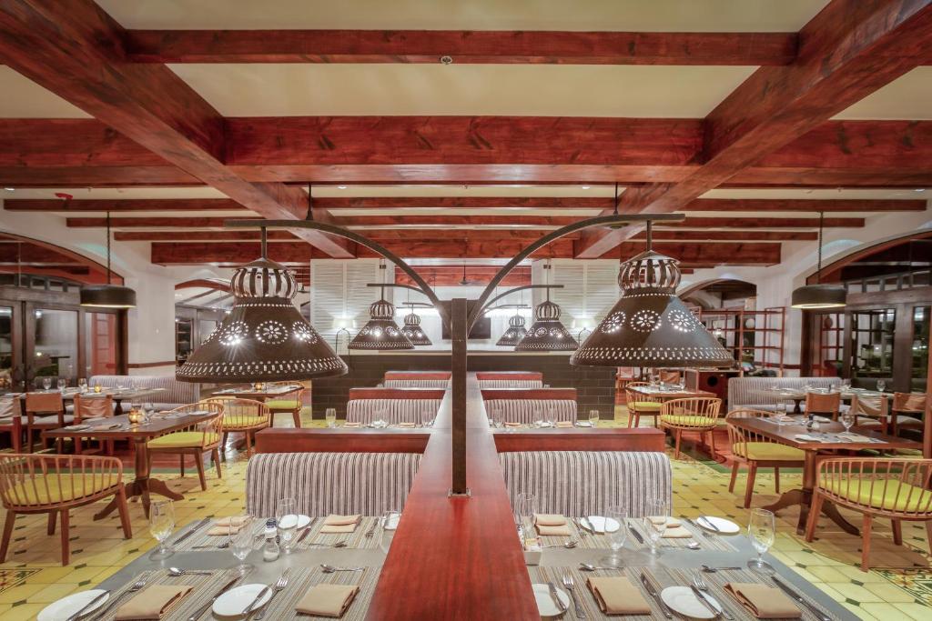 Restaurace v ubytování Los Sueños Marriott Ocean & Golf Resort