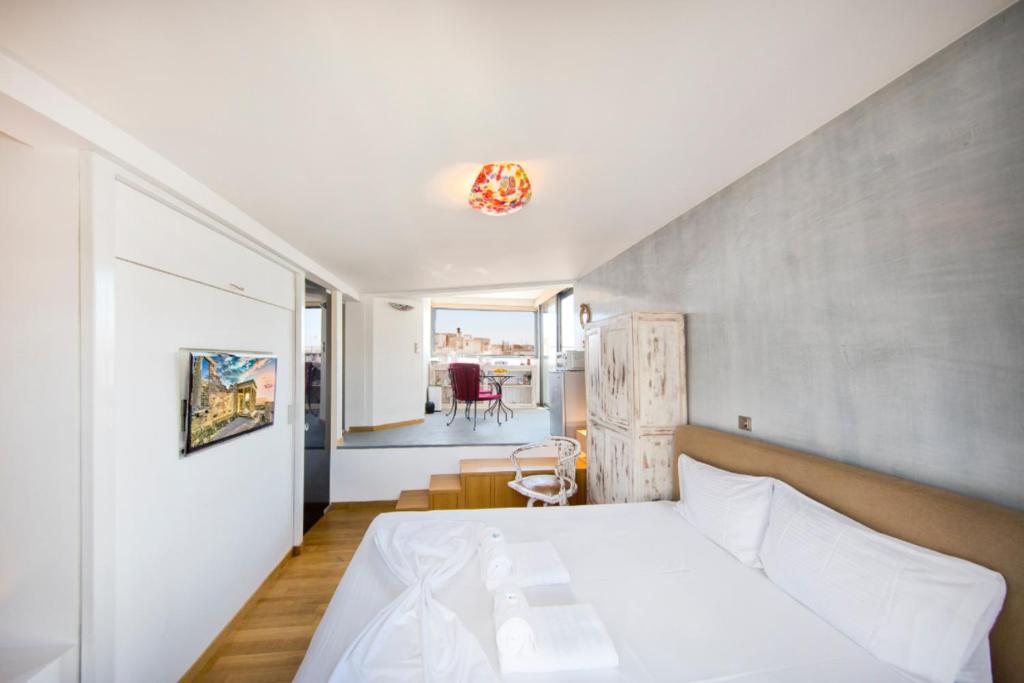 Zdjęcie z galerii obiektu Topfloor stylish apartment with Acropolis view! w Atenach