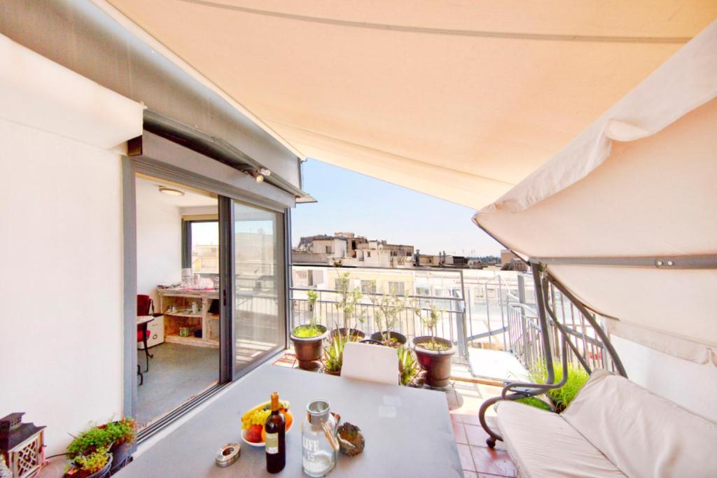 Zdjęcie z galerii obiektu Topfloor stylish apartment with Acropolis view! w Atenach