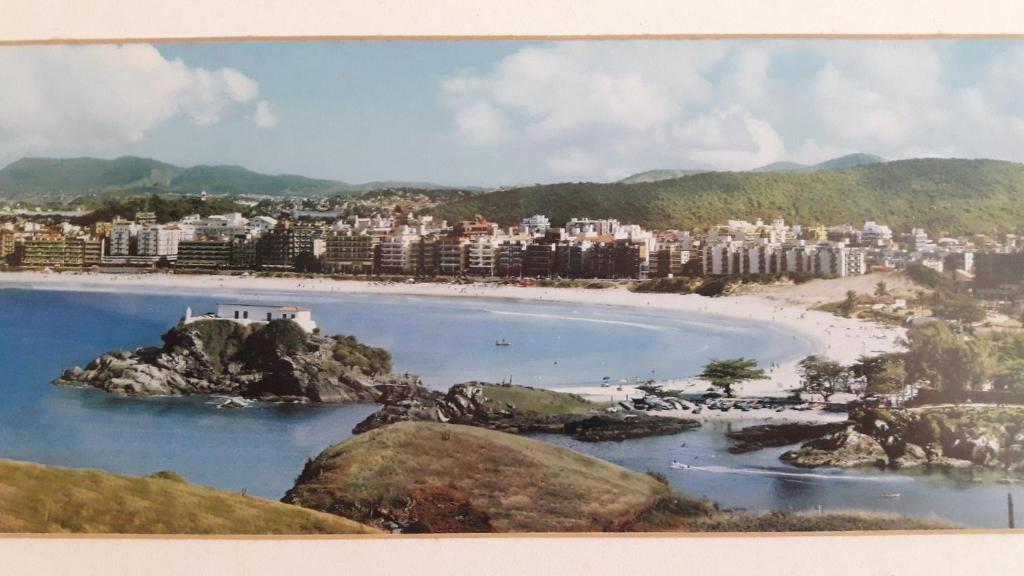 vistas a una playa con edificios en el fondo en Apartamento Praia do Forte, en Cabo Frío