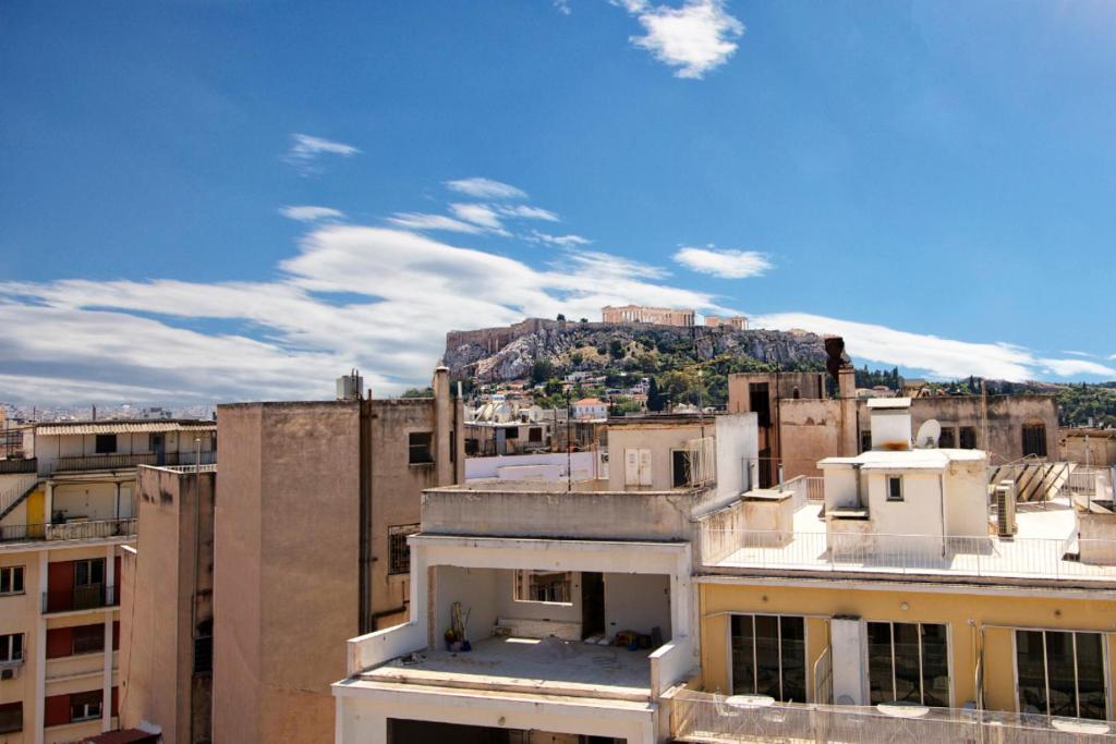 Zdjęcie z galerii obiektu Topfloor stylish apartment with Acropolis view! w Atenach