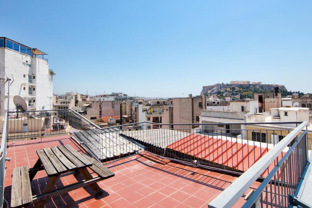 Zdjęcie z galerii obiektu Topfloor stylish apartment with Acropolis view! w Atenach