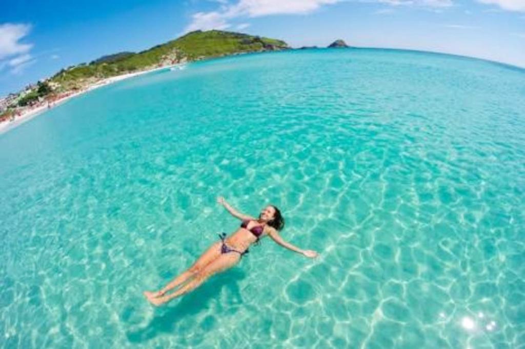 een vrouw in het water in de oceaan bij APTO LINDO FRENTE PRAIA GRANDE in Arraial do Cabo