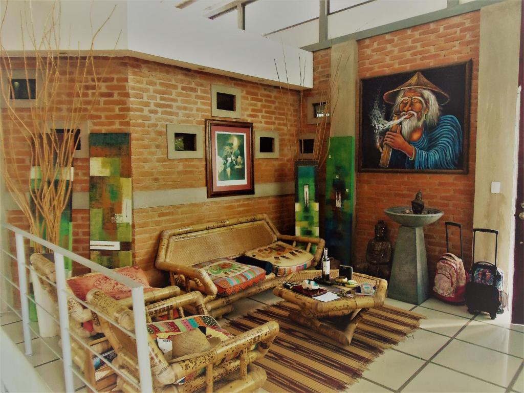 sala de estar con muebles y pared de ladrillo en Salamandra Room, en Escazú