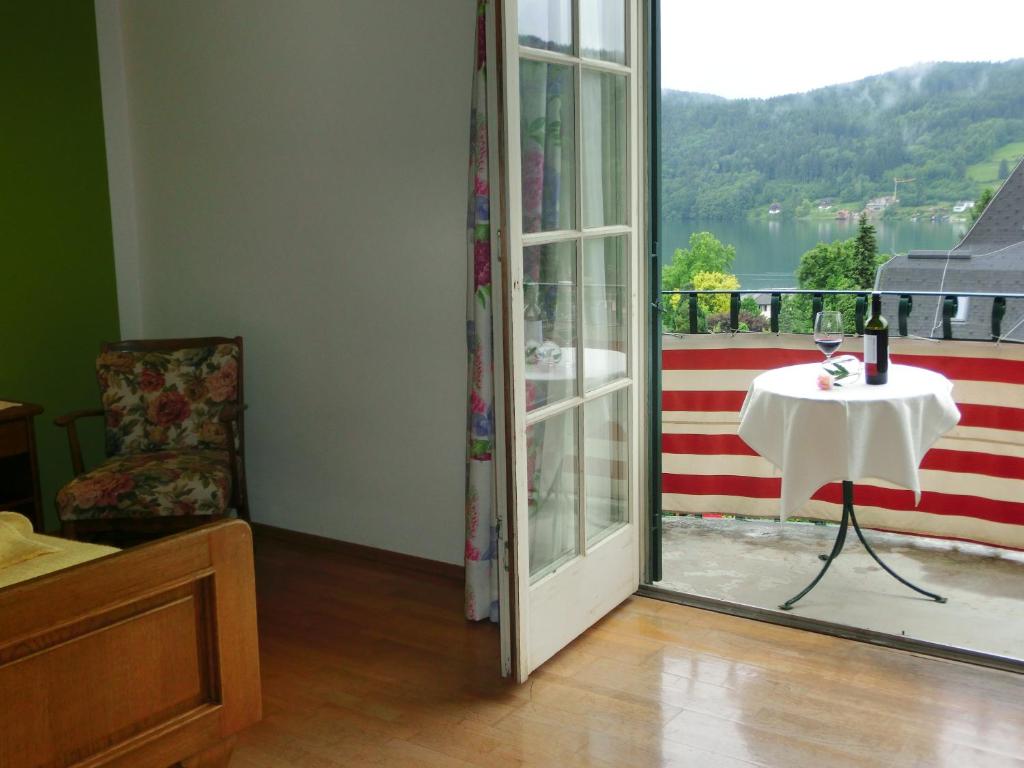Nespecifikovaný výhled na hory nebo výhled na hory při pohledu z hotelu
