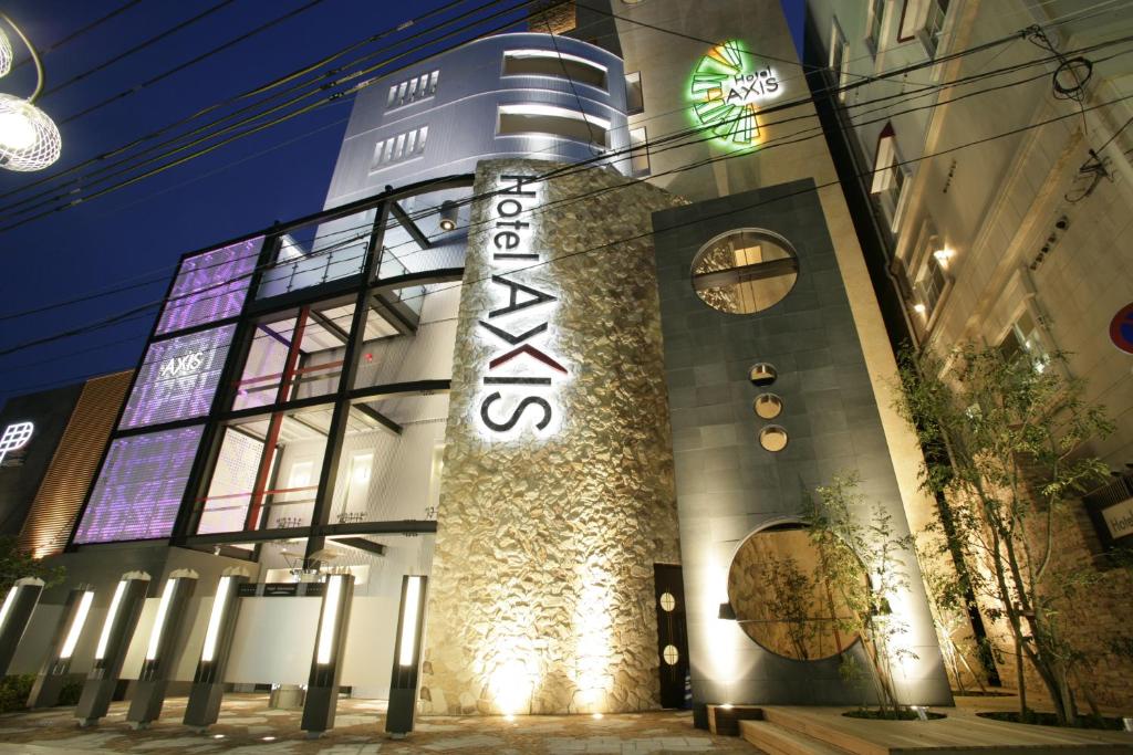 ein Gebäude mit einem Schild an der Seite in der Unterkunft Hotel AXIS -アクシス- in Osaka