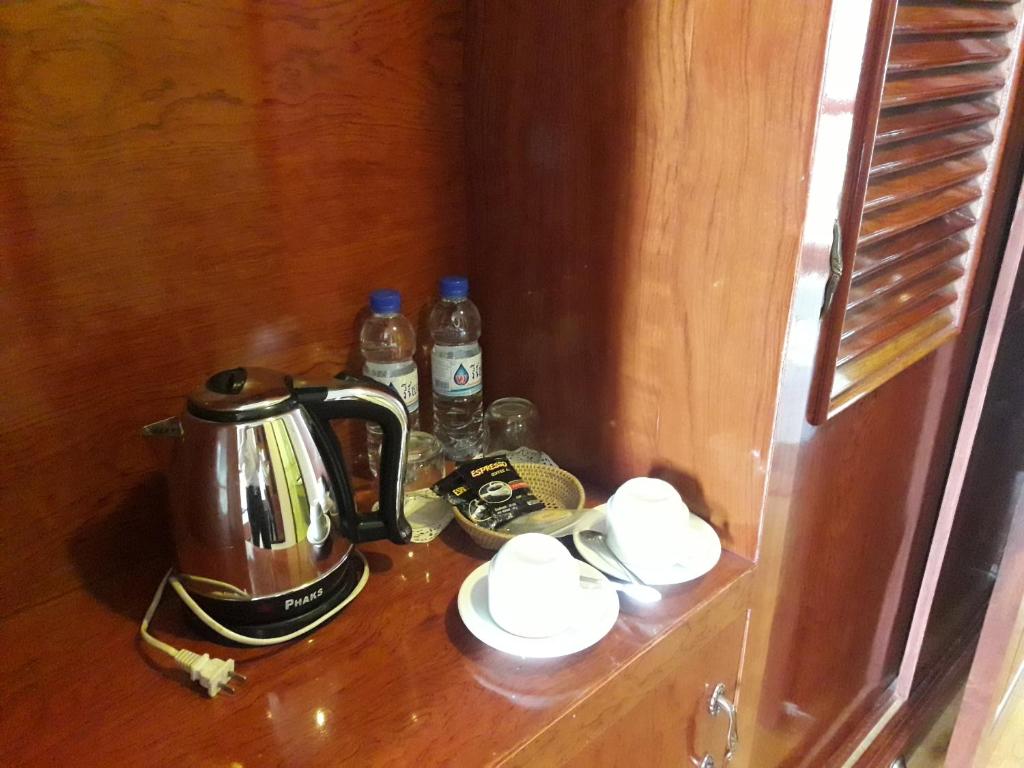 Příslušenství pro přípravu čaje a kávy v ubytování Stung Sangke Hotel