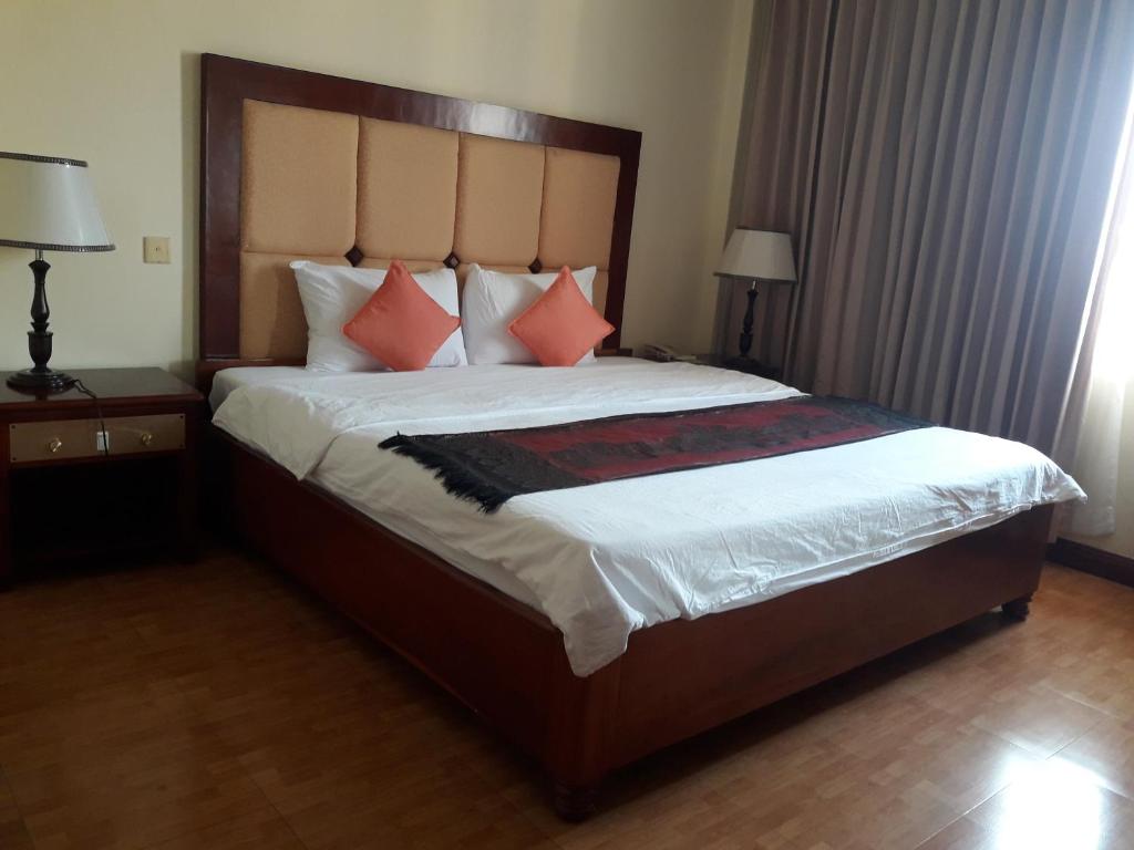 Postel nebo postele na pokoji v ubytování Stung Sangke Hotel