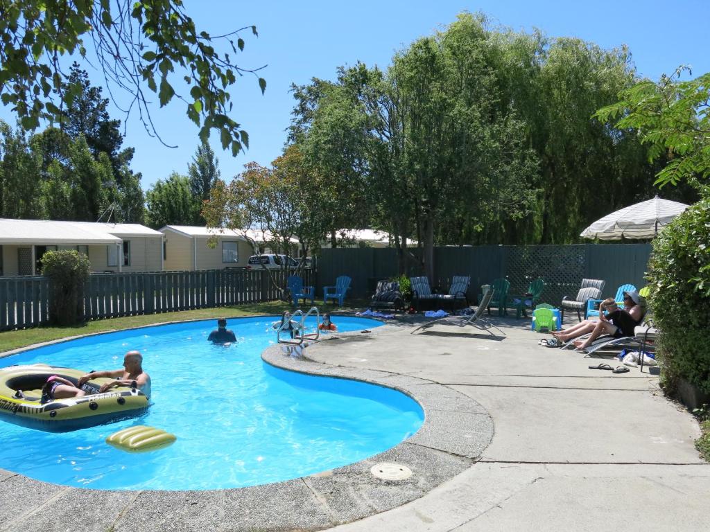 un grupo de personas en una piscina en Glenmark Holiday Park, en Timaru