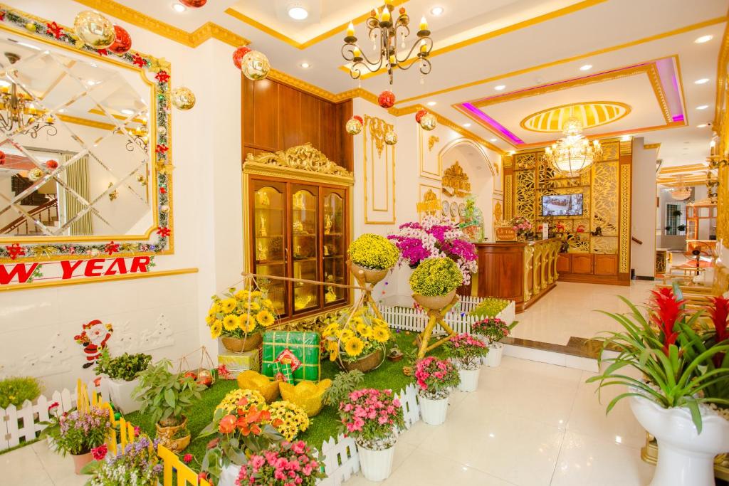 un magasin rempli de fleurs et de plantes dans l'établissement King Hotel Quang Ngai, à Quảng Ngãi
