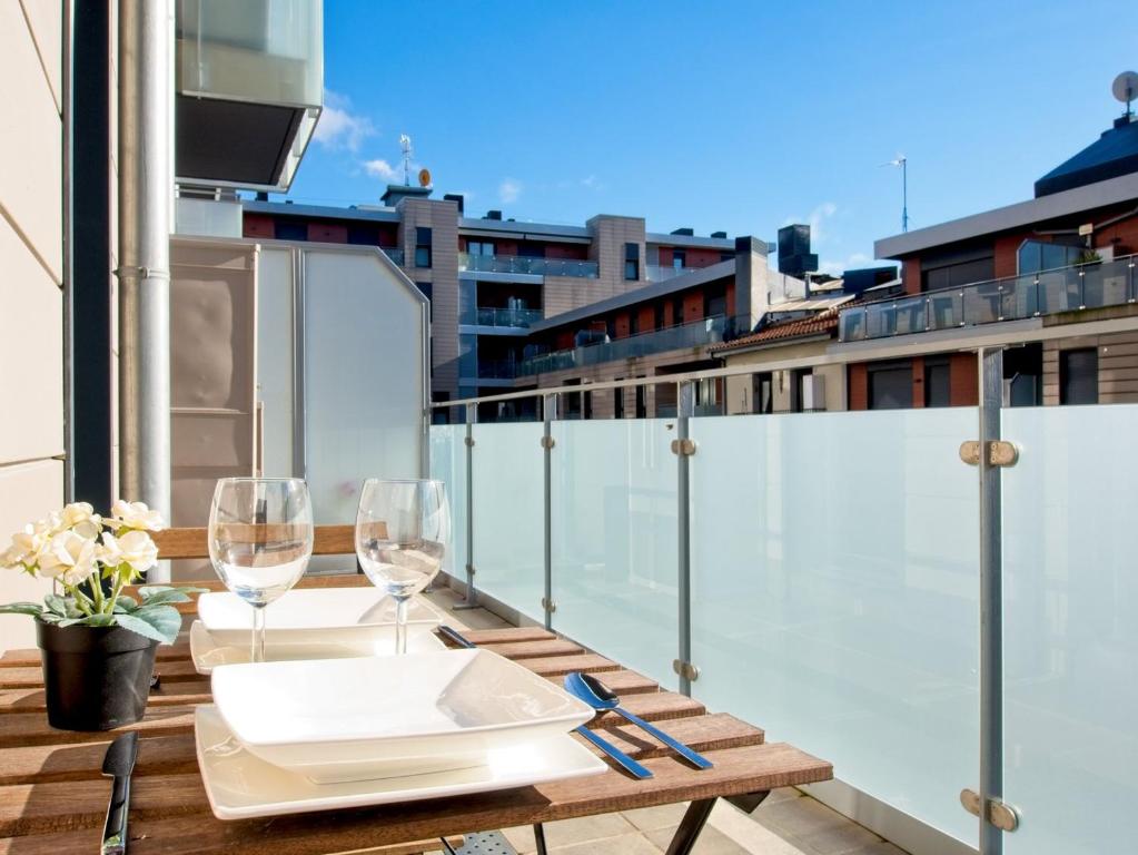 - une table avec 2 verres à vin sur le balcon dans l'établissement Buenos Aires Beach & Downton by DLA, à Saint-Sébastien