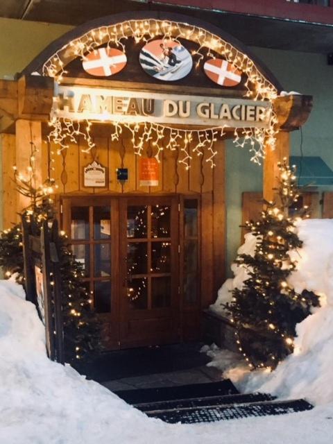 un bâtiment avec des lumières de Noël devant une porte dans l'établissement Premium 4 bed Ski-in & Out Apartment Arc 1950, à Arc 1950