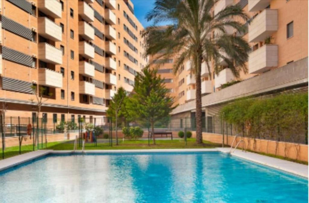 Bazén v ubytovaní Keywise Perfect location next to María Zambrano STATION, central , beach ,pool and free Parking alebo v jeho blízkosti