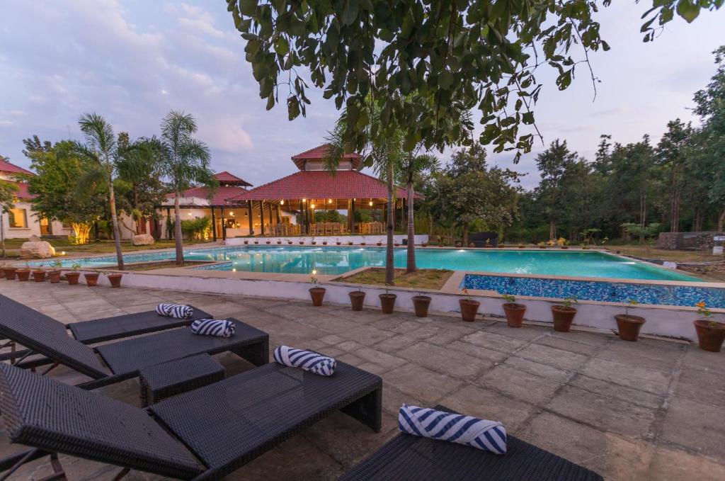 Bazén v ubytování Tuli Veer Bagh Resort nebo v jeho okolí