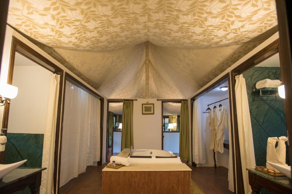 Postel nebo postele na pokoji v ubytování Tuli Veer Bagh Resort