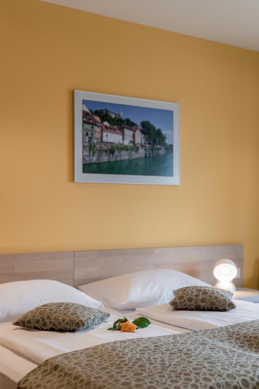 Postel nebo postele na pokoji v ubytování Hotel Florjančkov Hram
