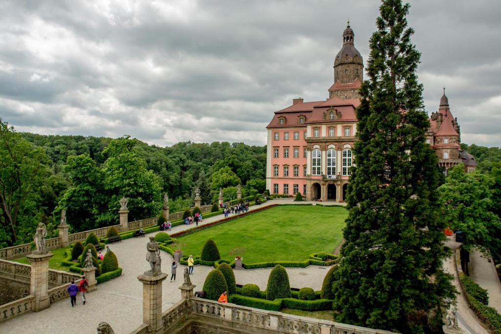 un château avec un arbre de Noël en face dans l'établissement Hotel Książ, à Wałbrzych