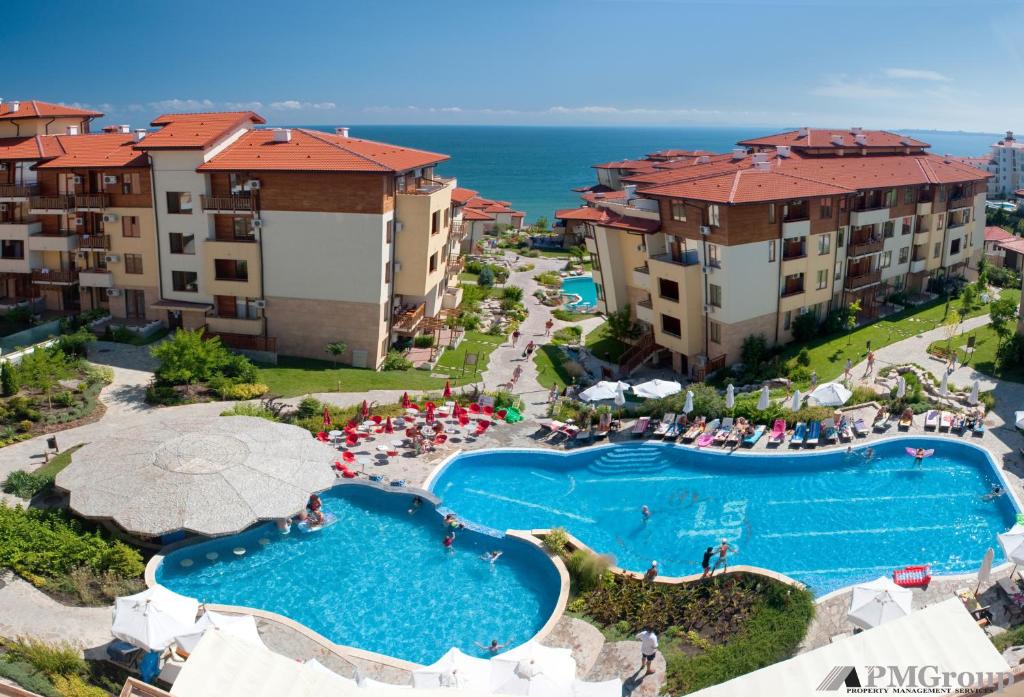 una vista aérea de un complejo con piscina en Garden of Eden PMG Apartments, en Sveti Vlas