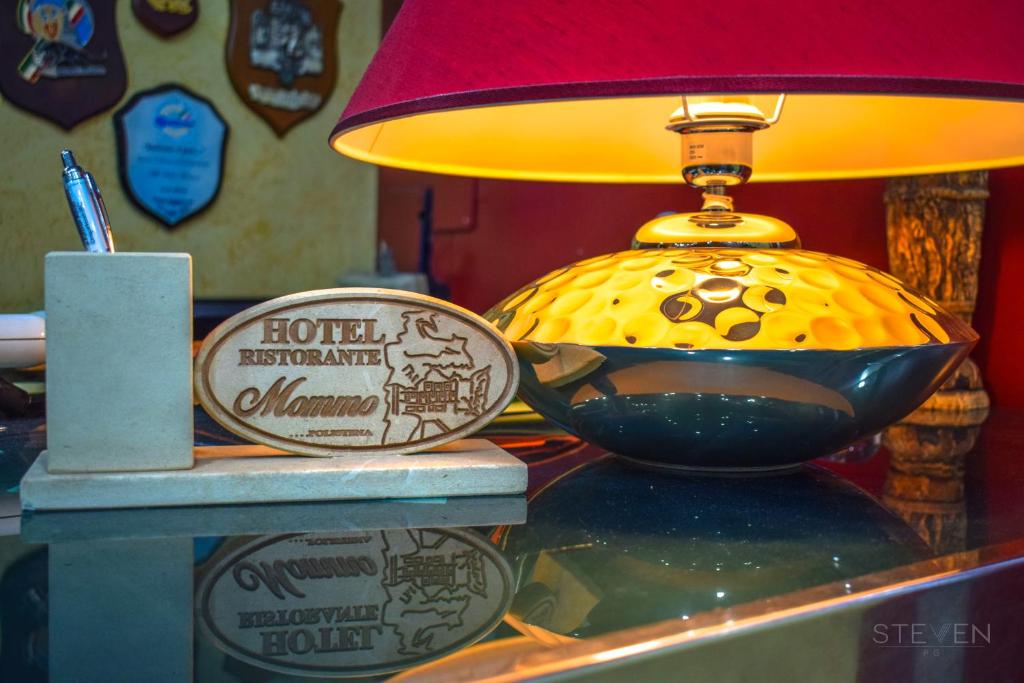 una lámpara sobre una mesa con una luz encendida en Hotel Ristorante Mommo, en Polistena