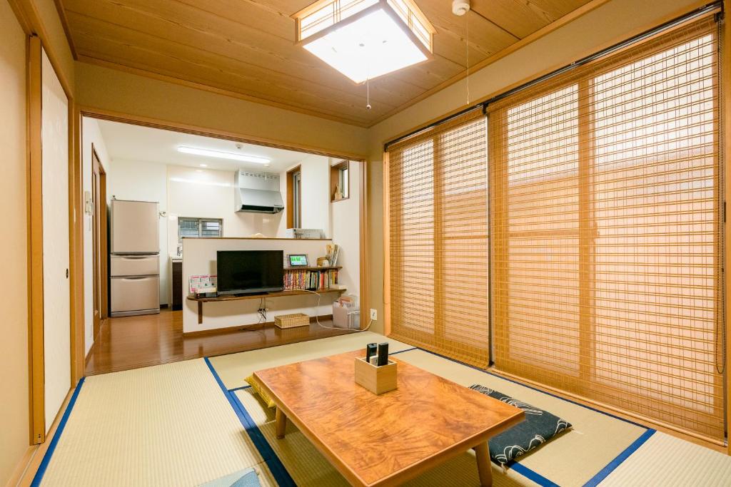 sala de estar con mesa y cocina en Yotsuya 110, en Tokio