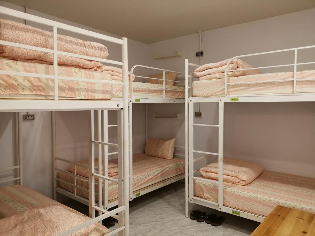 台北的住宿－TW Hostel I，一间房间,配有白色双层床