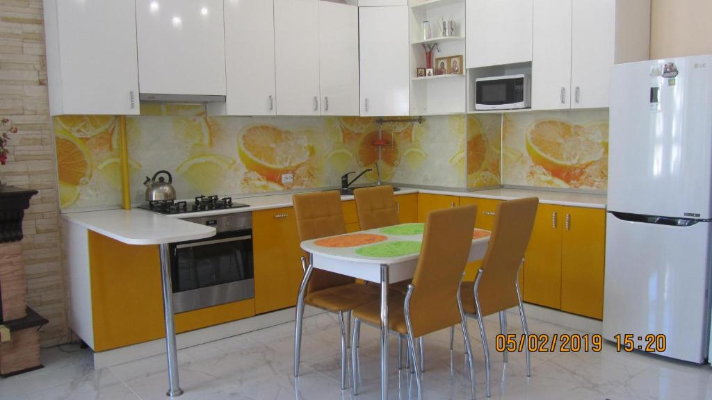 Dapur atau dapur kecil di Apartment on Krymskaya 19