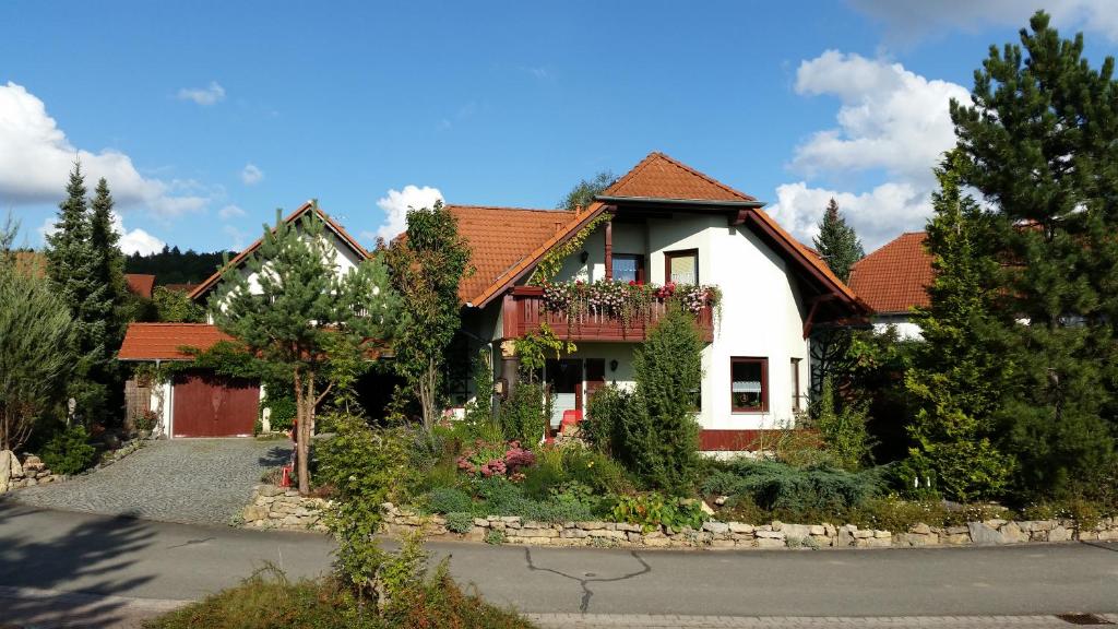 a white house with a red roof at Ferienwohnungen Moritz in Riechheim